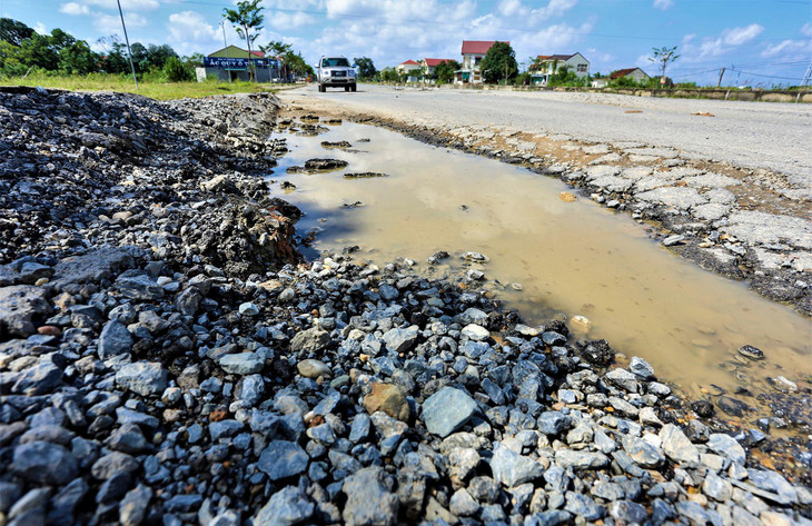 “Đường chưa được bàn giao trong khi lượng phương tiện quá tải qua lại nhiều khiến đường bị sụt lún, hư hỏng nặng. Đơn vị đã yêu cầu nhà thầu sớm khắc phục”, ông Thục nói.