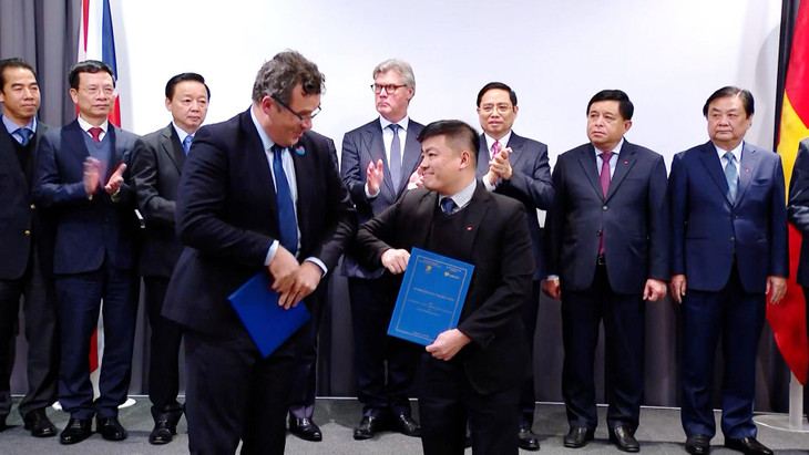 Ông Ngô Diên Hy, Phó Tổng giám đốc Tập đoàn VNPT và ông Keith Grimes, Giám đốc Sáng tạo và Y tế số của Babylon trao đổi Biên bản ghi nhớ