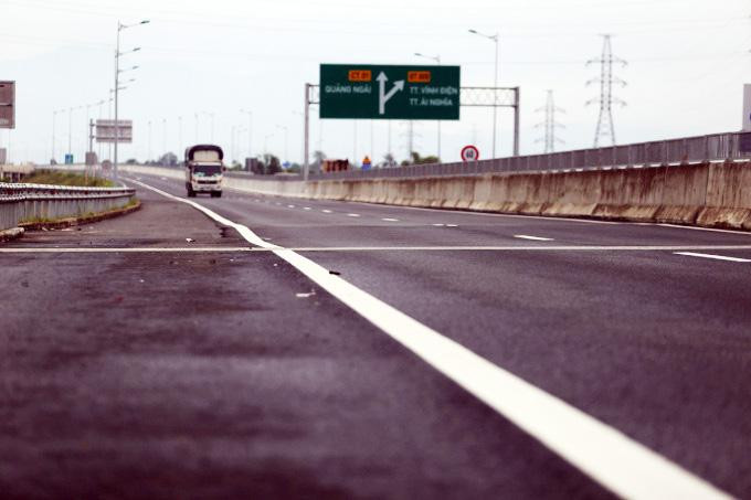 Mặt cao tốc Đà Nẵng - Quảng Ngãi &quot;gợn sóng&quot; và có nhiều vết nứt