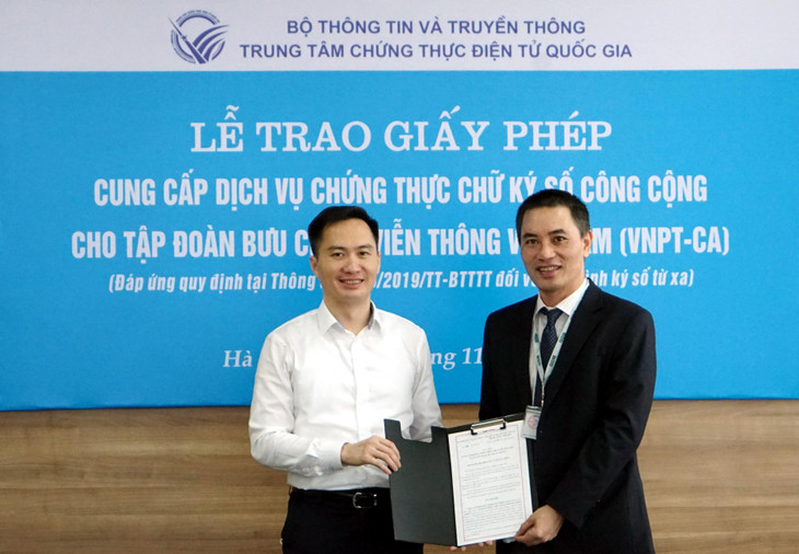 Ông Nguyễn Thiện Nghĩa - Phó Giám đốc phụ trách Trung tâm Chứng thực điện tử Quốc gia trao giấy phép cho đại diện VNPT.
