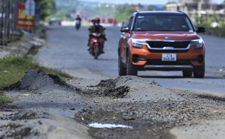 Ông Phan Văn Thục, Giám đốc Ban quản lý Dự án đầu tư xây dựng thị xã Thái Hòa, nói rằng có khoảng 600 m đường chưa thảm lớp 2 bê tông nhựa nên bị hư hỏng nặng.