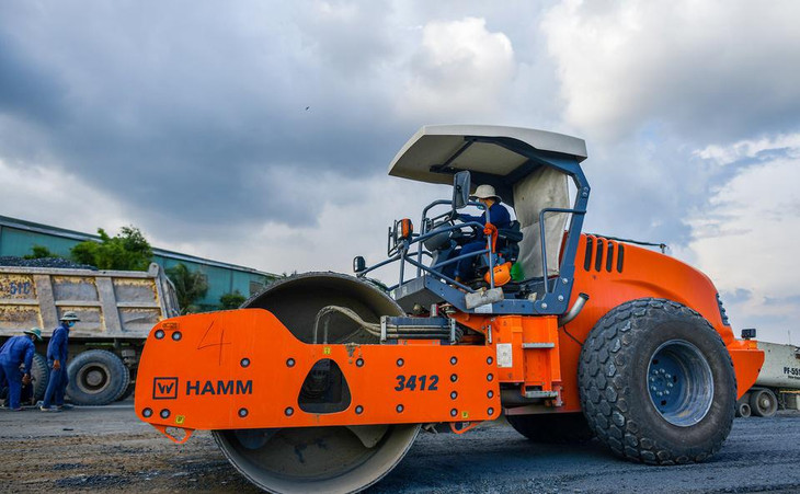 Hiện chỉ còn 10/51 km mặt đường chưa được thảm nhựa. Đây là các đoạn nằm rải rác dọc tuyến cao tốc thuộc địa bàn huyện Cái Bè và thị xã Cai Lậy. Tại đây, công nhân được huy động tập trung, thực hiện nhanh việc trải phối đá dăm và gia cố mặt đường.