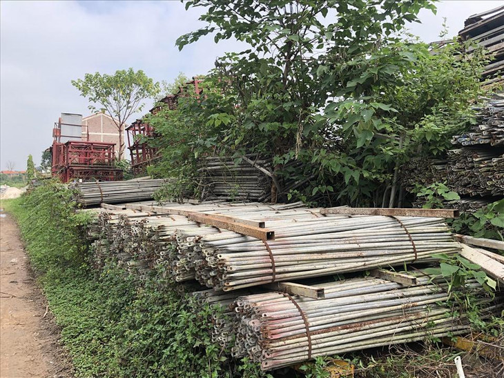 Mặc dù các thửa đất này đã hoàn thành công tác giải phóng mặt bằng và đã xây dựng hạ tầng kỹ thuật nhưng nhìn bằng mắt thường thì rất khó phân biệt được các lô, thửa đất do sắt thép, cỏ mọc um tùm. Mặc dù các thửa đất này đã hoàn thành công tác giải phóng mặt bằng và đã xây dựng hạ tầng kỹ thuật nhưng nhìn bằng mắt thường thì rất khó phân biệt được các lô, thửa đất do sắt thép, cỏ mọc um tùm.