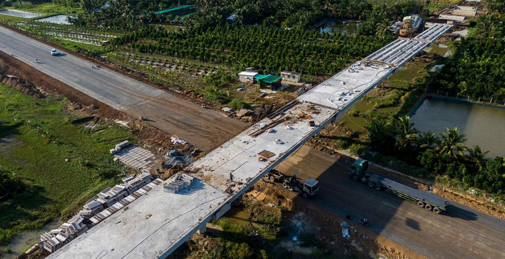 Cầu vượt cao tốc DT 868 qua địa phận thị xã Cai Lậy đang được thi công. Trong đó, phần mặt cầu cắt ngang đường cao tốc cơ bản hoàn thành.