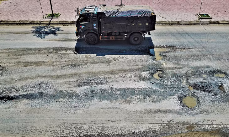 Đường có chiều dài 1,95 km, rộng 52 m. Tuy nhiên, hơn 10 năm xây dựng, dự án vẫn chưa thể bàn giao, nhiều vị trí trên tuyến đã hư hỏng nặng, sụt lún.