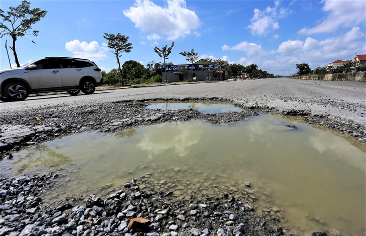 “Ôtô tải chở vật liệu xây dựng chạy liên tục khiến đường sớm xuống cấp, hư hỏng. Nhiều đoạn vênh lên, sụt xuống thành luống rất nguy hiểm”, anh Hà (trú thị xã Thái Hòa) nói.