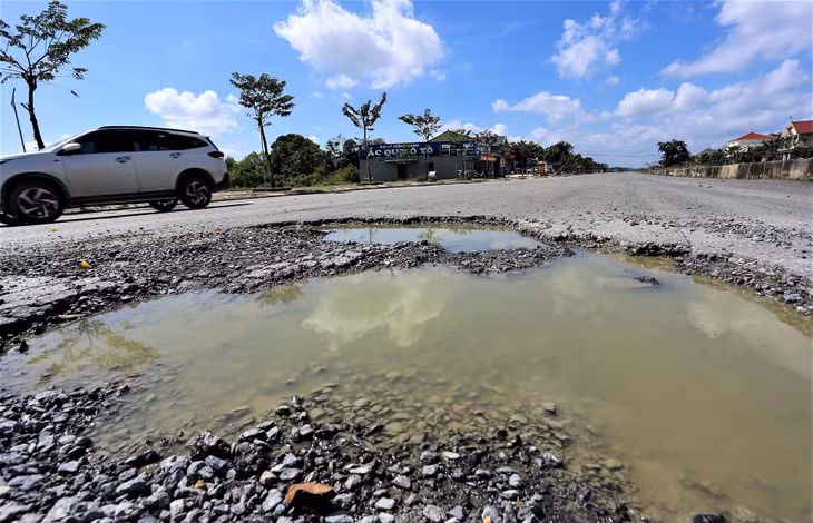 “Ôtô tải chở vật liệu xây dựng chạy liên tục khiến đường sớm xuống cấp, hư hỏng. Nhiều đoạn vênh lên, sụt xuống thành luống rất nguy hiểm”, anh Hà (trú thị xã Thái Hòa) nói.