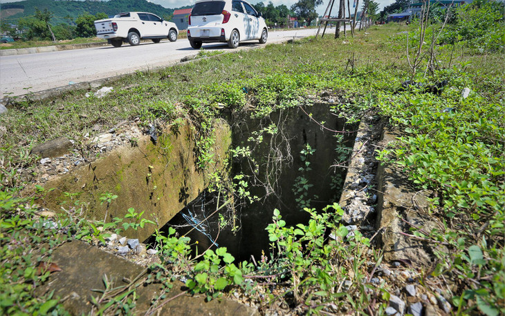 Một số cống thoát nước, hố ga bị mất nắp, nguy hiểm cho người dân sống trong khu vực.