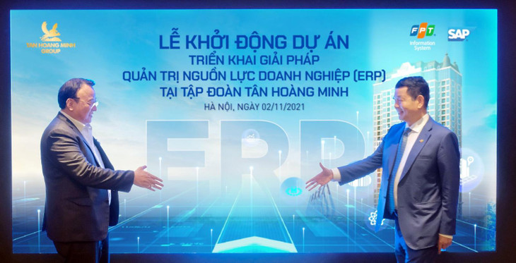 Ông Đỗ Anh Dũng - Chủ tịch, TGĐ Tập đoàn Tân Hoàng Minh và ông Trương Gia Bình - Chủ tịch HĐQT Tập đoàn FPT chạm tay khởi động dự án Ông Đỗ Anh Dũng - Chủ tịch, TGĐ Tập đoàn Tân Hoàng Minh và ông Trương Gia Bình - Chủ tịch HĐQT Tập đoàn FPT chạm tay khởi động dự án