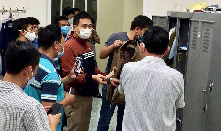 Cảnh sát khám xét nơi làm việc của hai cán bộ quản lý thị trường