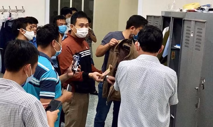 Cảnh sát khám xét nơi làm việc của hai cán bộ quản lý thị trường