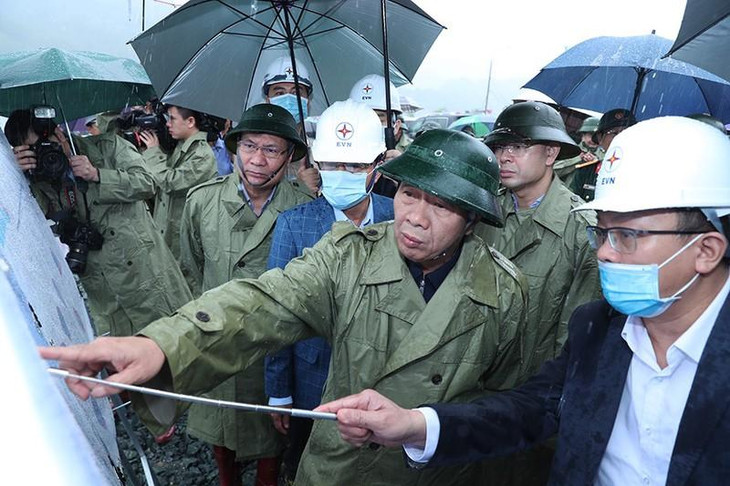 Phó Thủ tướng Lê Văn Thành và đoàn công tác Chính phủ đã thị sát, kiểm tra thực địa công trường dự án thủy điện Hòa Bình mở rộng, ngày 30/10. Ảnh: TT
