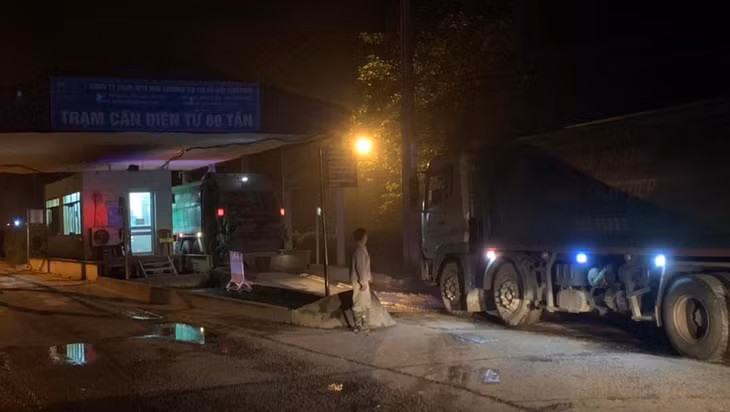 Xe gom đi vào bãi rác Nam Sơn tối 3/11