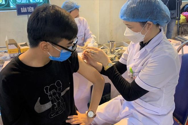 Trong 2 ngày tỉnh Ninh Bình thực hiện chiến dịch tiêm vaccine phòng Covid-19 cho học sinh THPT trên địa bàn.