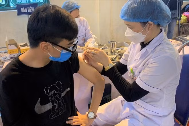 Trong 2 ngày tỉnh Ninh Bình thực hiện chiến dịch tiêm vaccine phòng Covid-19 cho học sinh THPT trên địa bàn.