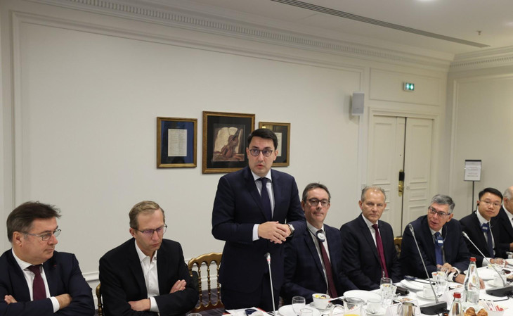 Tại buổi ăn sáng làm việc với Chủ tịch Eurocham tại Việt Nam Alain Cany và lãnh đạo nhiều tập đoàn lớn của Pháp, Thủ tướng Phạm Minh Chính đề nghị các doanh nghiệp triển khai các hoạt động hợp tác, đầu tư tại Việt Nam và góp ý chính sách với Chính phủ Việt Nam trên tinh thần “cùng thắng” (win-win)