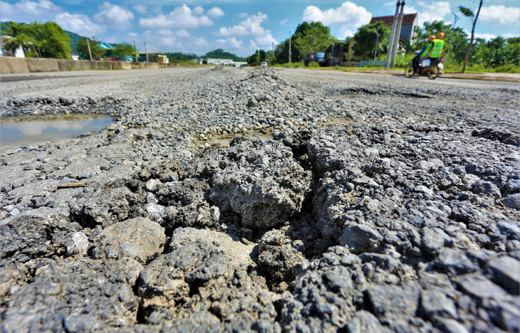 Một vị trí tại khối Trung Cấp, phường Long Sơn, có mặt đường bị bong tróc từng mảng.