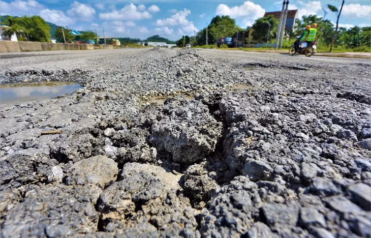Một vị trí tại khối Trung Cấp, phường Long Sơn, có mặt đường bị bong tróc từng mảng.