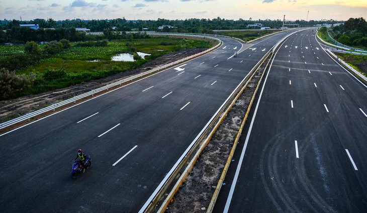 Hạ tầng giao thông tại nút giao này cơ bản hoàn thành. Sắp tới, các đơn vị thi công lắp thêm hệ thống chiếu sáng và thông tin liên lạc. Thân Cửu Nghĩa là một trong hai nút giao quan trọng nhất của dự án, đảm bảo kết nối cao tốc với tuyến cao tốc TP.HCM - Trung Lương hiện hữu.