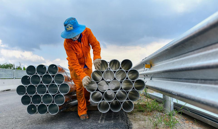 Song song đó công tác xây lắp hệ thống an toàn giao thông, biển báo, thông tin liên lạc… được triển khai đồng loạt, hoàn thành trước 30/11.