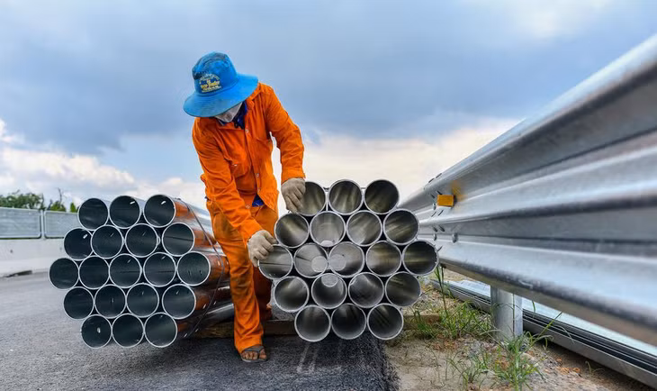 Song song đó công tác xây lắp hệ thống an toàn giao thông, biển báo, thông tin liên lạc… được triển khai đồng loạt, hoàn thành trước 30/11.