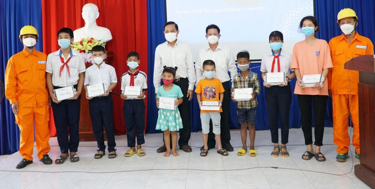 Đoàn trao tặng thiết bị học trực tuyến cho các em học sinh tại xã Long Sơn (BRVT)