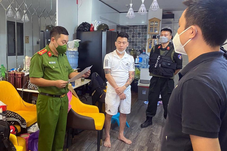 C02 tạm giữ Đỗ Ngọc Hà (áo trắng) để làm rõ vai trò cầm đầu