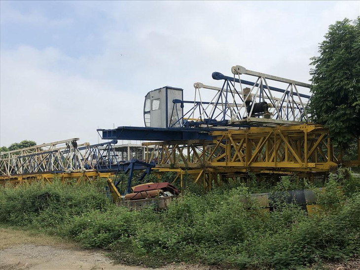 Trên các thửa đất ngổn ngang sắt thép. Trên các thửa đất ngổn ngang sắt thép.