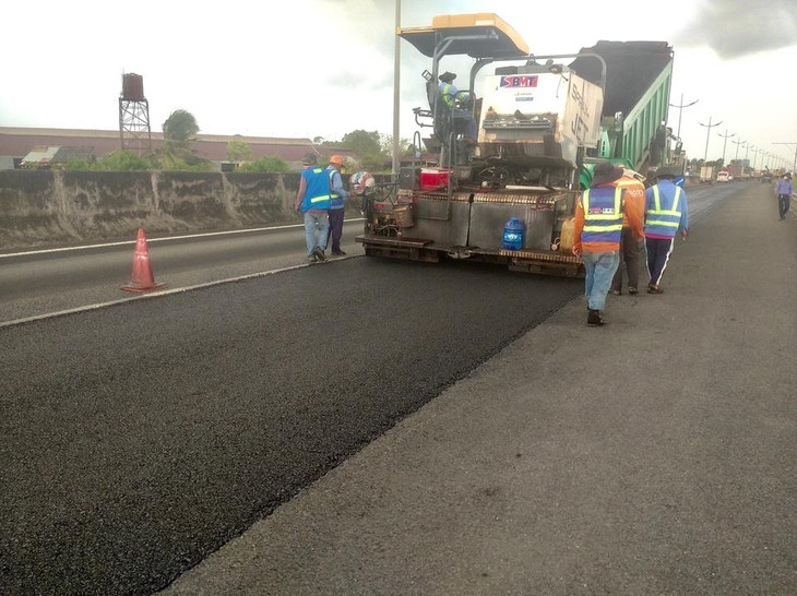 Công nhân đang trải nhựa tuyến cao tốc TP.HCM - Trung Lương