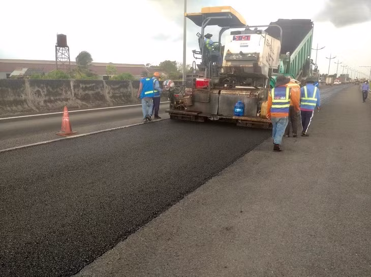 Công nhân đang trải nhựa tuyến cao tốc TP.HCM - Trung Lương