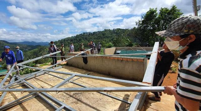 Việc tháo dỡ nhà xây trái phép được tiến hành khẩn trương