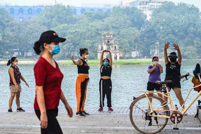 Người dân tập thể dục ở Hồ Gươm sau thời gian Hà Nội giãn cách xã hội