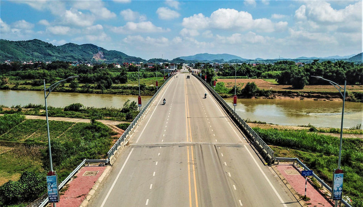 Dự án này có chiều dài gần 1 km, rộng 18 m, được Tổng công ty cổ phần Tập đoàn Cienco 4 thi công theo hình thức BT (xây dựng - chuyển giao) với tổng mức đầu tư hơn 200 tỷ đồng. Ngành chức năng đang kiểm tra để có phương án xử lý.