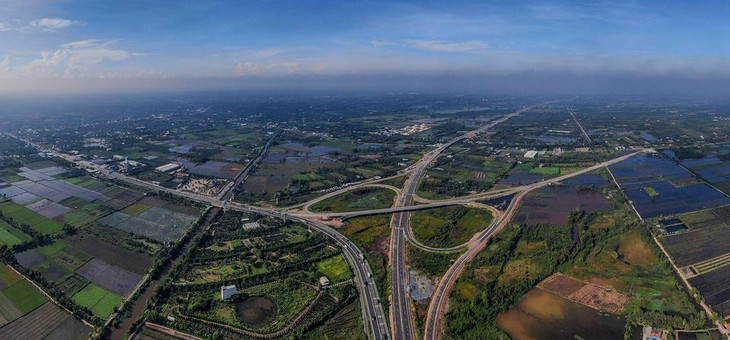 Ông Nguyễn Tấn Đông, Tổng giám đốc Công ty Cổ phần BOT Trung Lương - Mỹ Thuận (doanh nghiệp thực hiện dự án), cho biết 95% công nhân làm việc trên công trường đã được tiêm 2 liều vaccine ngừa Covid-19. Toàn bộ nhân lực được chia thành 3 ca làm việc cả ngày lẫn đêm. Trong ảnh là nút giao Thân Cửu Nghĩa, thuộc huyện Châu Thành (Tiền Giang), điểm đầu cao tốc.