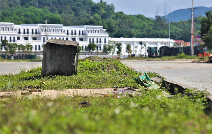Các hạng mục vỉa hè, cây xanh, hệ thống điện, cống thoát nước trên tuyến còn chưa hoàn thiện, ngổn ngang vật liệu.