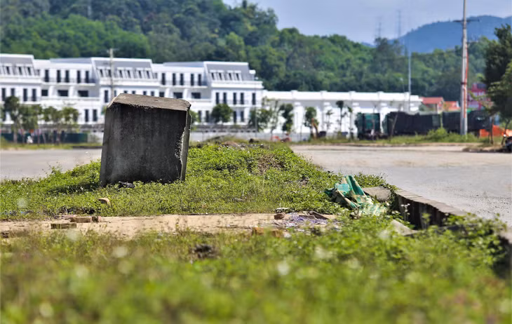 Các hạng mục vỉa hè, cây xanh, hệ thống điện, cống thoát nước trên tuyến còn chưa hoàn thiện, ngổn ngang vật liệu.