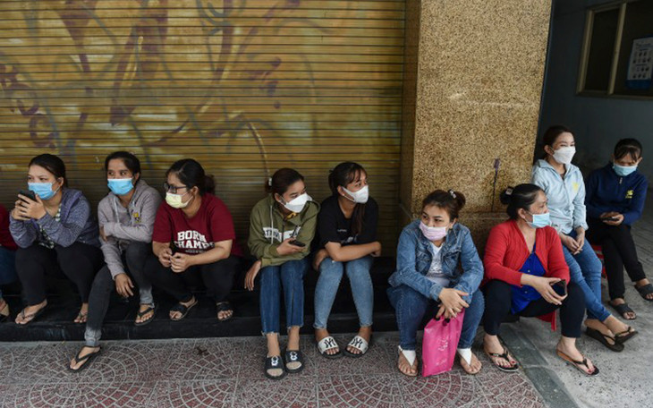 Công nhân nghỉ việc tập trung trước công ty