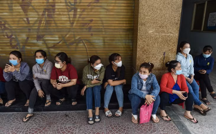 Công nhân nghỉ việc tập trung trước công ty