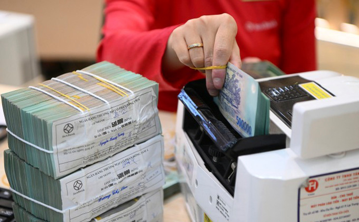 Giao dịch tiền mặt tại ngân hàng thương mại