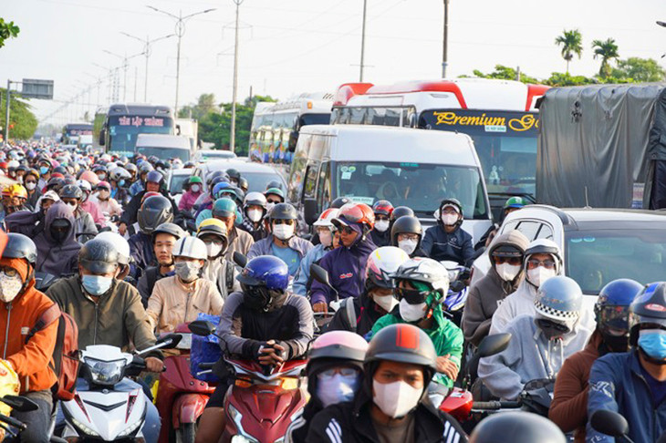 Nút giao Quốc lộ 1, đường dẫn cao tốc TP.HCM - Trung Lương tại ngã tư Lương Phú (Châu Thành) thường kẹt xe vào lễ, tết