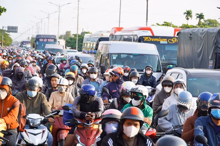 Nút giao Quốc lộ 1, đường dẫn cao tốc TP.HCM - Trung Lương tại ngã tư Lương Phú (Châu Thành) thường kẹt xe vào lễ, tết