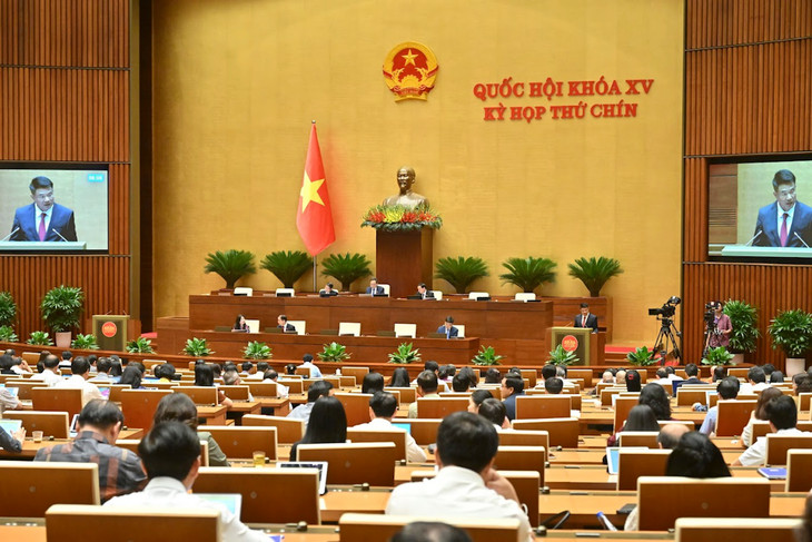 Viện trưởng Viện Kiểm sát nhân dân tối cao Nguyễn Huy Tiến trình bày Tờ trình tóm tắt dự thảo Nghị quyết của Quốc hội