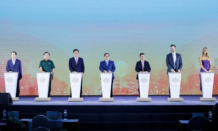 Thủ tướng Phạm Minh Chính cùng đại diện các nhà đầu tư bấm nút khởi công dự án 1,5 tỷ USD tại huyện Khoái Châu, Hưng Yên