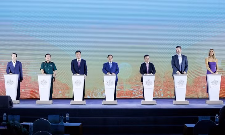 Thủ tướng Phạm Minh Chính cùng đại diện các nhà đầu tư bấm nút khởi công dự án 1,5 tỷ USD tại huyện Khoái Châu, Hưng Yên