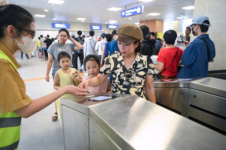 Hành khách đi tàu điện Nhổn - ga Hà Nội