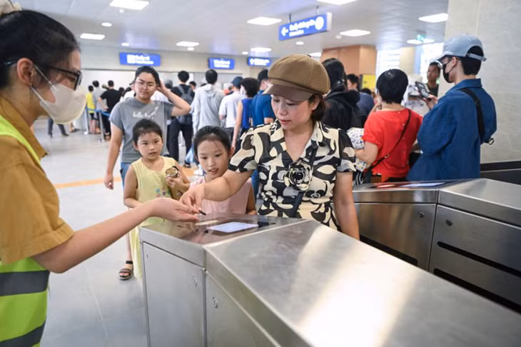 Hành khách đi tàu điện Nhổn - ga Hà Nội