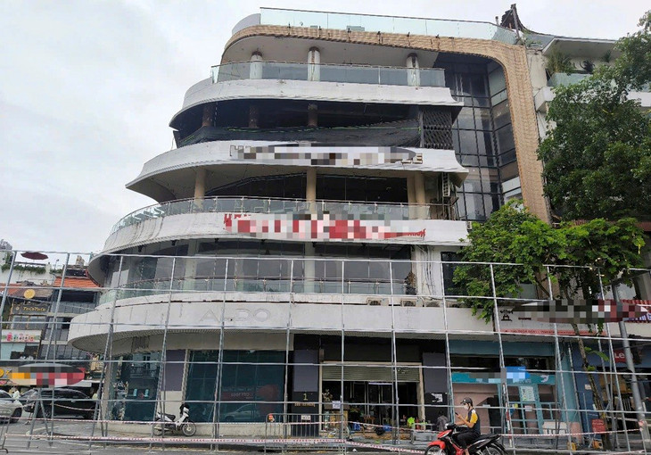 Lực lượng chức năng tiến hành quây rào, thực hiện các thủ tục liên quan để chuẩn bị phá dỡ tòa nhà "Hàm cá mập" Lực lượng chức năng tiến hành quây rào, thực hiện các thủ tục liên quan để chuẩn bị phá dỡ tòa nhà "Hàm cá mập"