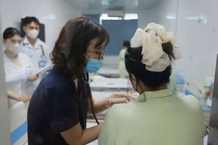 Một số trẻ mắc bệnh truyền nhiễm điều trị tại Bệnh viện Thanh Nhàn (Hà Nội)