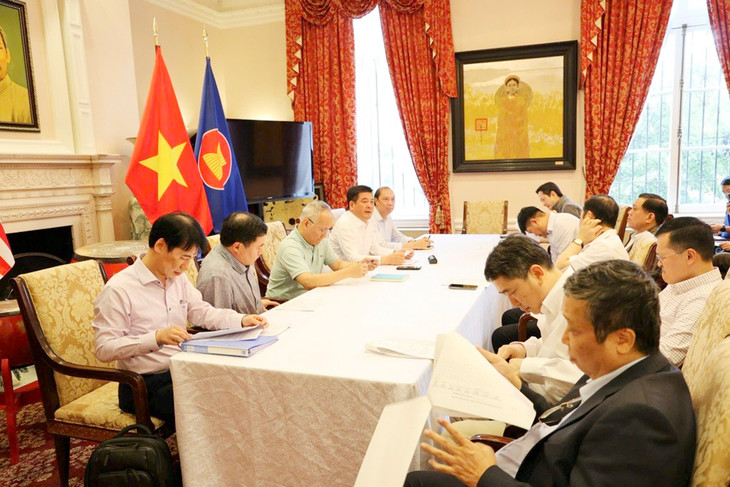 Bộ trưởng Nguyễn Hồng Diên, Trưởng đoàn đàm phán Chính phủ, chủ trì họp với đại diện các thành viên đoàn đàm phán và các bộ phận liên quan trước và sau ngày làm việc đầu tiên