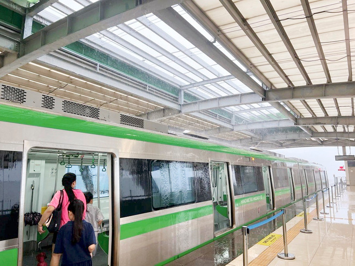 Mái nhà ga Yên Nghĩa thuộc tuyến metro Cát Linh - Hà Đông bị thủng từ tháng 9/2024 nhưng không đơn vị nào sửa chữa